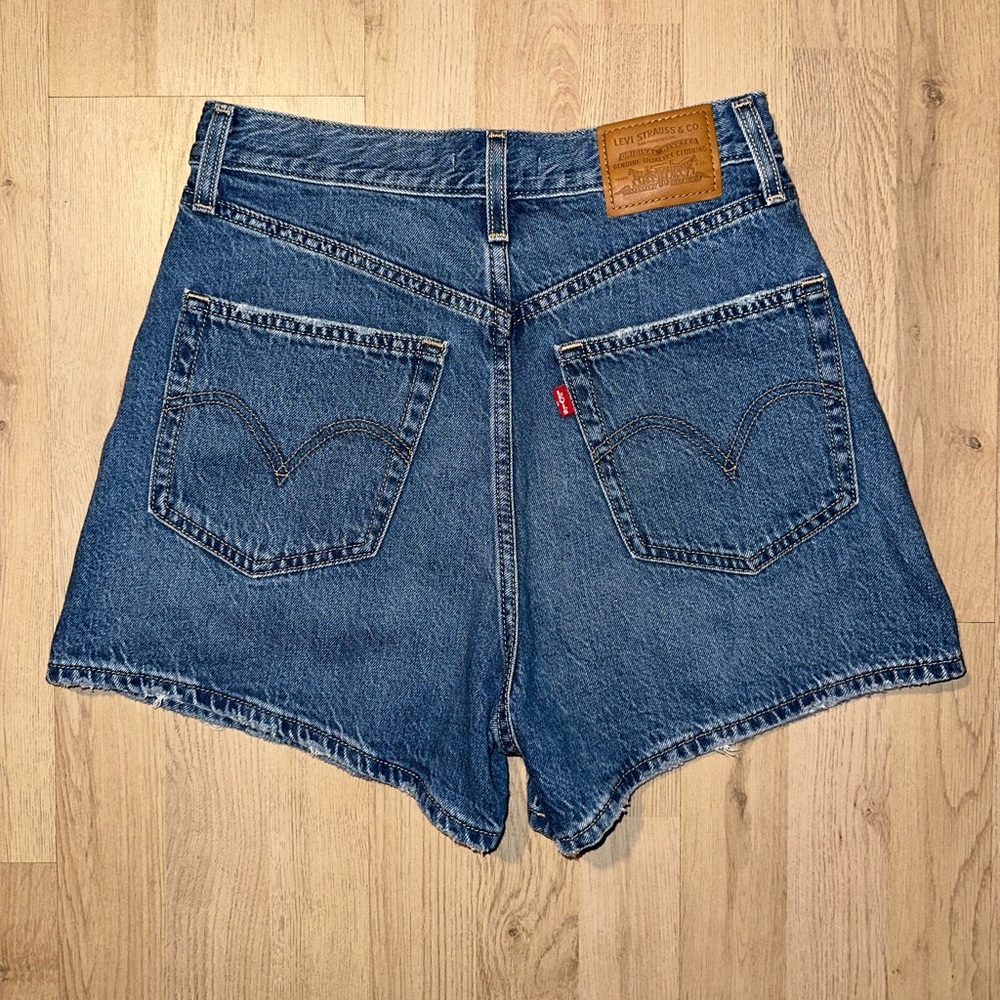 Size 27 Levi’s High Loose Shorts